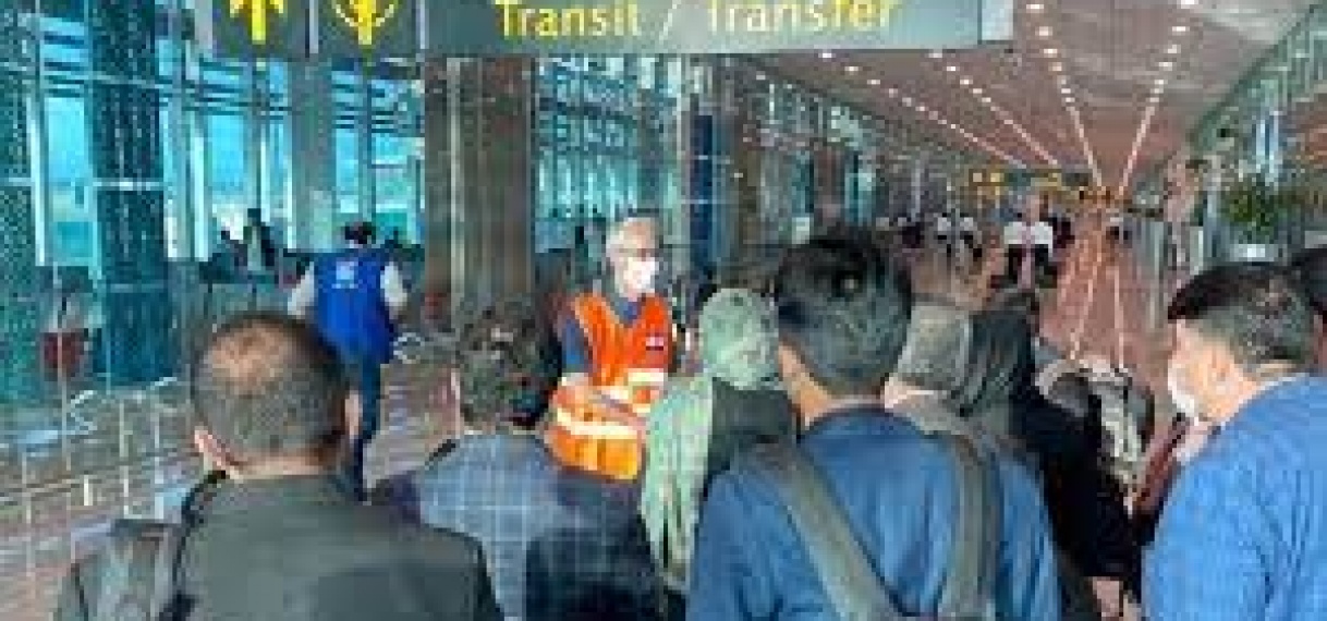 Tientallen Afghanen, onder wie tolken, via Pakistan geëvacueerd naar Nederland