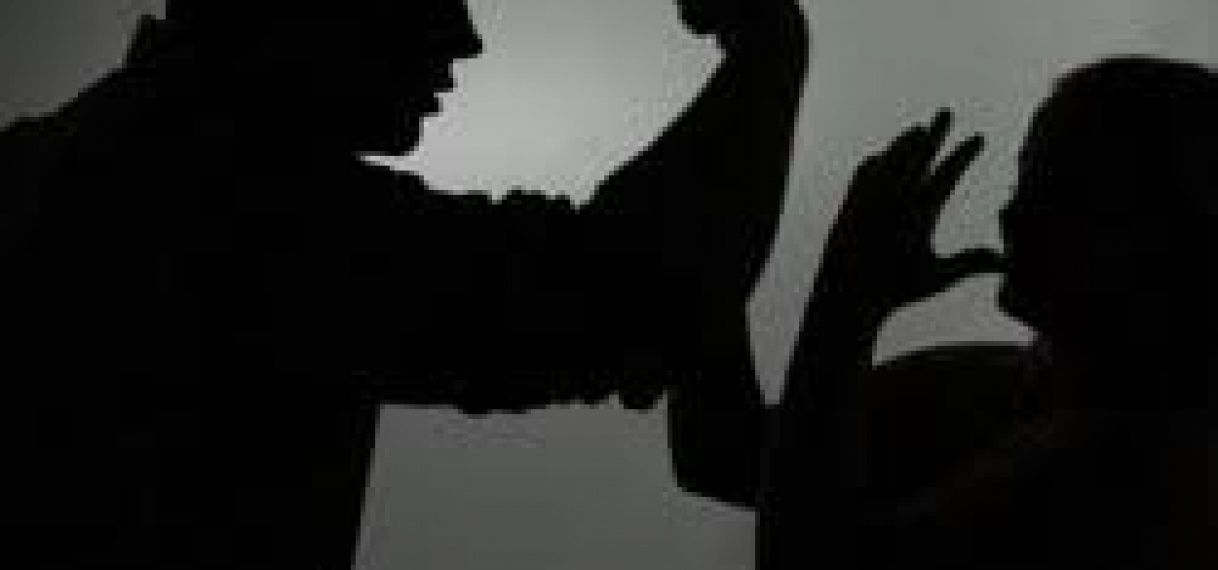 “Bhaja” mishandelt vrouw die aanzoek liefdesrelatie afwijst; verdachte ingesloten