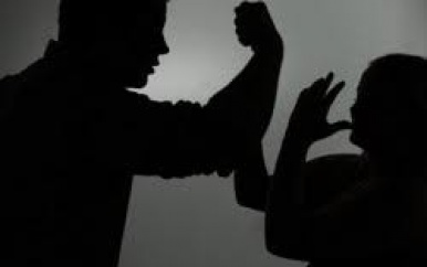 “Bhaja” mishandelt vrouw die aanzoek liefdesrelatie afwijst; verdachte ingesloten