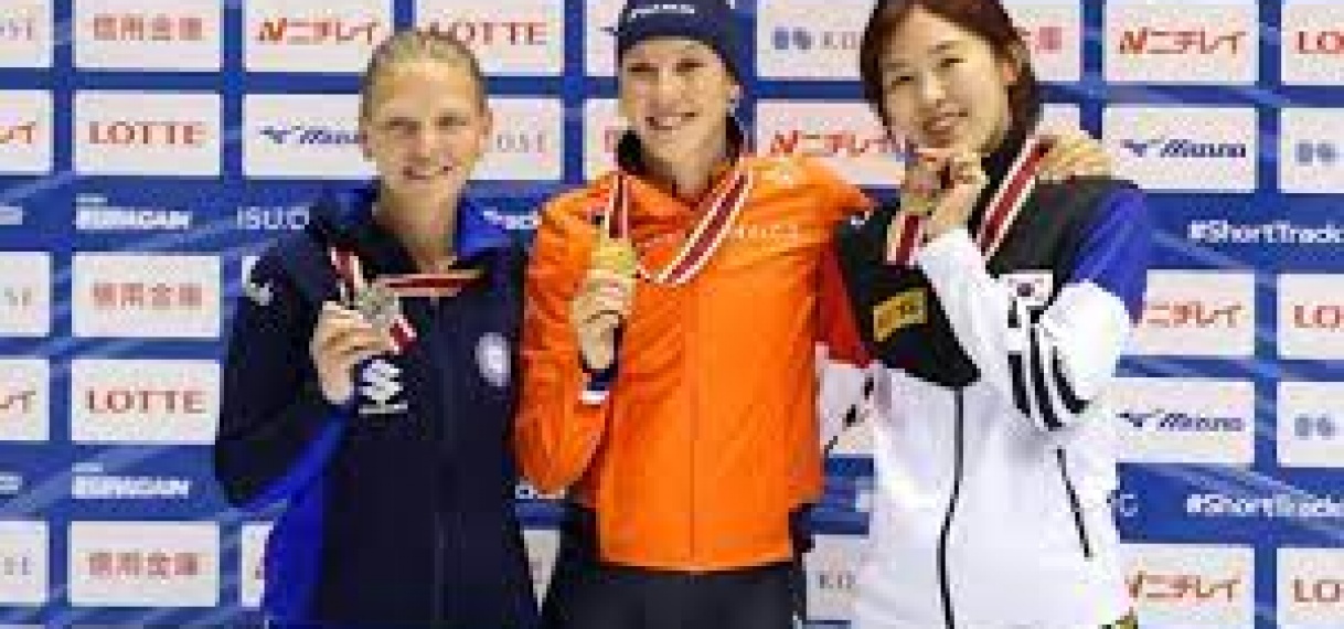 Schulting pakt goud op 1.500 meter en valt na 500 meter bij wereldbeker Nagoya