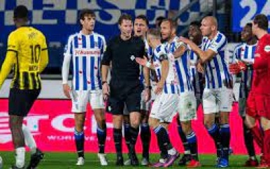 Arbiter Van den Kerkhof baalt van ‘voorassist’, Heerenveen-coach Jansen woest