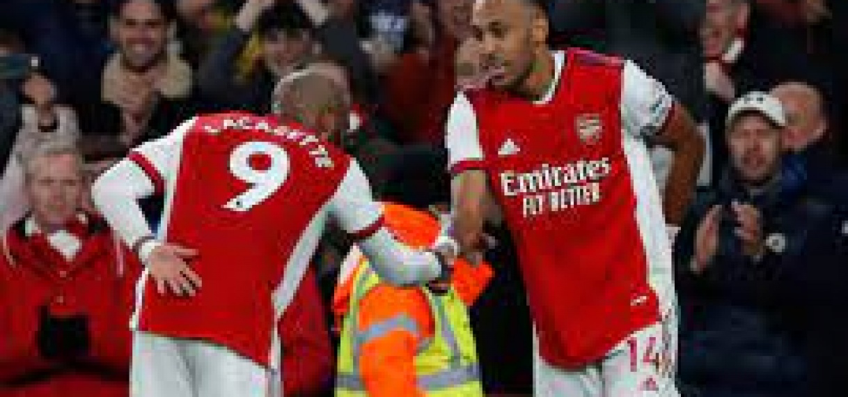 Arsenal zes wedstrijden ongeslagen na winst op het Aston Villa van invaller El Ghazi