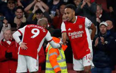 Arsenal zes wedstrijden ongeslagen na winst op het Aston Villa van invaller El Ghazi