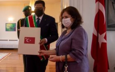 President Santokhi neemt geloofsbrieven ambassadeurs in ontvangst
