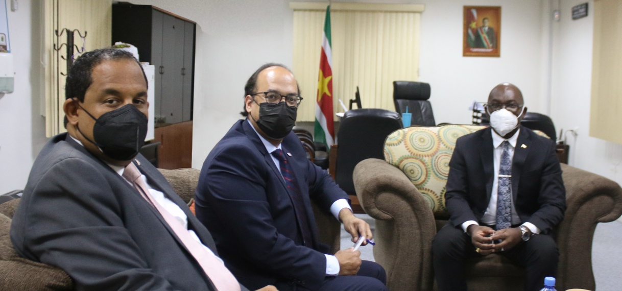 Juspol minister en Dominicaanse Ambassadeur praten over samenwerking