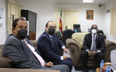 Juspol minister en Dominicaanse Ambassadeur praten over samenwerking