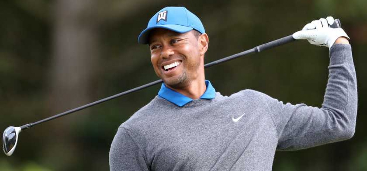 Tiger Woods tien maanden na auto-ongeluk weer op de golfbaan.