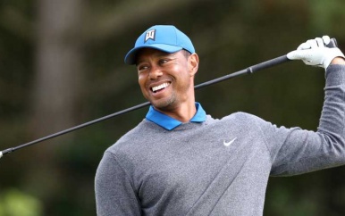 Tiger Woods tien maanden na auto-ongeluk weer op de golfbaan.