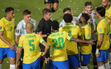 Toparbiter Cunha geschorst voor ‘serieuze fouten’ tijdens Argentinië-Brazilië