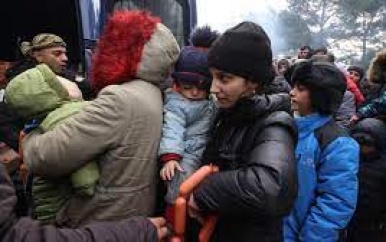 Polen arresteert zo’n honderd migranten uit Belarus en zet ze gevangen
