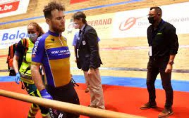 Cavendish loopt twee gebroken ribben op bij zwaar ongeval in baanwedstrijd