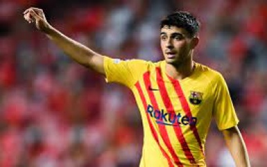 ‘Barça’-talent Pedri troeft Gravenberch en Timber af en wint Golden Boy Award