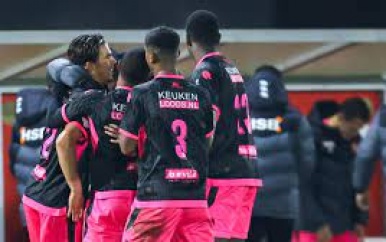 Koploper FC Volendam ontsnapt aan nieuw puntenverlies, FC Emmen morst wel