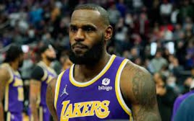 LeBron James na elleboogstoot voor het eerst in NBA-carrière geschorst
