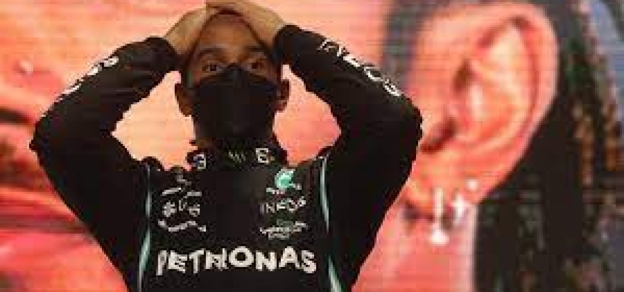 Hamilton is in titelstrijd ‘waakzamer dan ooit’ bij duels op de baan