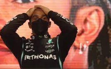 Hamilton is in titelstrijd ‘waakzamer dan ooit’ bij duels op de baan