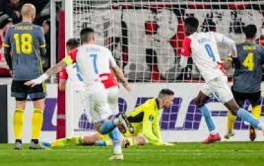 Feyenoorder Marciano na fouten tegen Slavia: ‘Soms helpt het team de keeper’