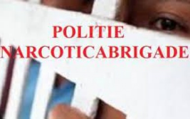 Leden Narcotica Brigade plegen inval op een locatie te Hannaslust project