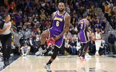 LeBron James krijgt 15.000 dollar boete vanwege ‘obsceen gebaar’