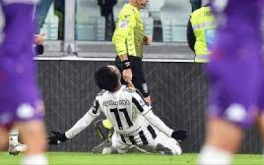 Juventus ontsnapt op valreep aan nieuw puntenverlies tegen tien man Fiorentina