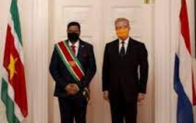 President Santokhi neemt geloofsbrieven ambassadeurs in ontvangst