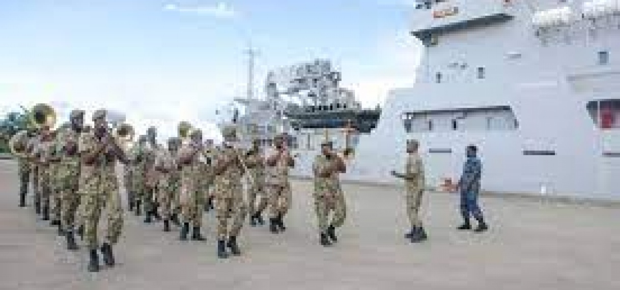 Nederlandse militairen doen mee aan Srefidensi parade in Suriname