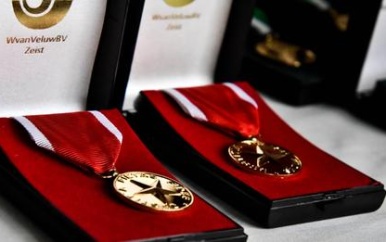 Decoratieplechting inverband met 46 jaar Staatkundige Onafhankelijkheid