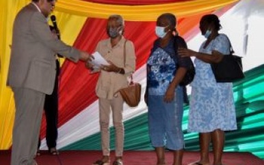 President Santokhi reikt ruim 300 grondpapieren uit in Nickerie