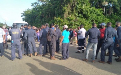 Bewoners barricaderen Gangaram Pandayweg in het district Saramacca