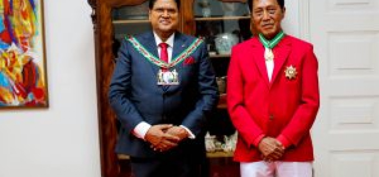 Somohardjo en Setrowidjojo ontvangen hoogste onderscheiding van president Santokhi