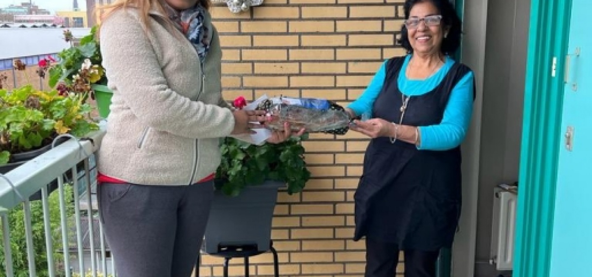 Haagse wethouder Kavita Parbhudayal zet 40 senioren in het zonnetje met Surinaams kerstbrood