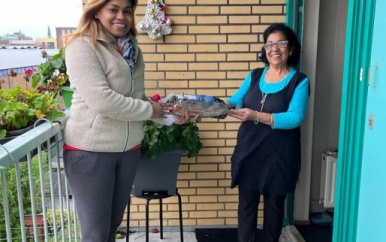 Haagse wethouder Kavita Parbhudayal zet 40 senioren in het zonnetje met Surinaams kerstbrood