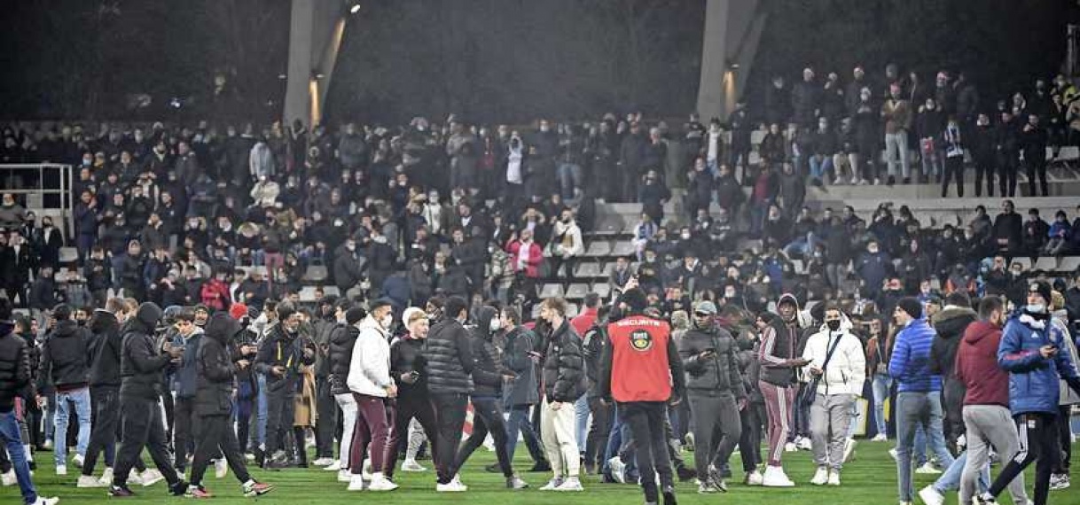 Opnieuw supportersgeweld in Frankrijk: Olympique Lyon verbiedt fans nog mee te reizen.