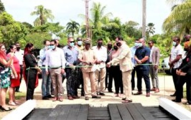 Ceremoniële oplevering brug Mandarijnstraat te Clevia