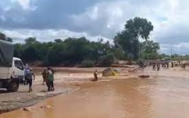 31 mensen omgekomen toen bus in rivier stortte in Kenia