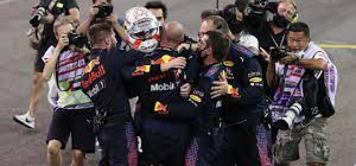 Geëmotioneerde Verstappen na titel: ‘Ik wil voor altijd bij Red Bull blijven’