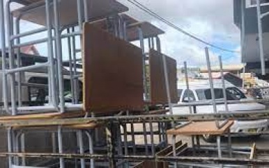 MinOWC stuurt meubilair op voor scholen Amatopo en Coeroeni