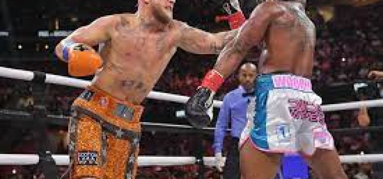 YouTube-ster Jake Paul slaat ex-UFC-kampioen Tyron Woodley knock-out