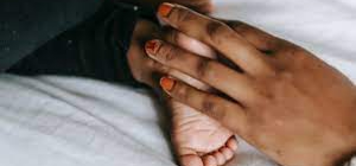 19-jarige moeder gooit baby uit rijdende auto