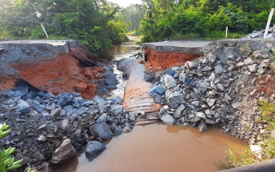 Kapotte Wegen en bruggen Brokopondo baart plaatselijke bevolking zorgen.