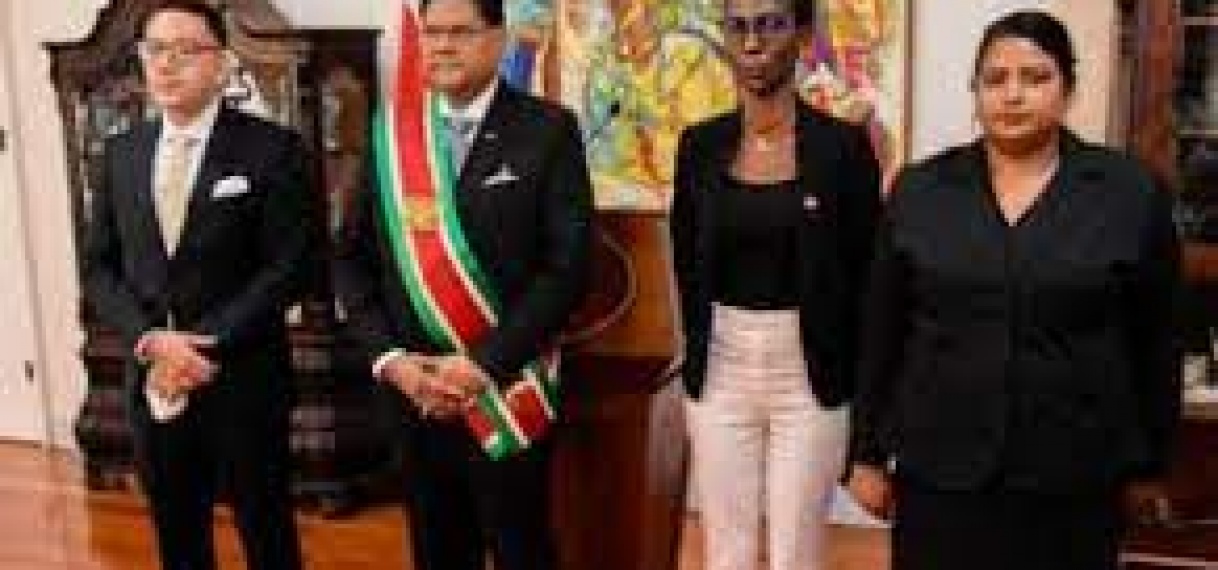 President beëdigd 3 ambassadeurs van Suriname