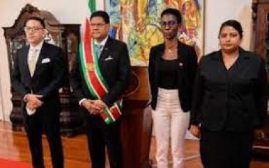 President beëdigd 3 ambassadeurs van Suriname