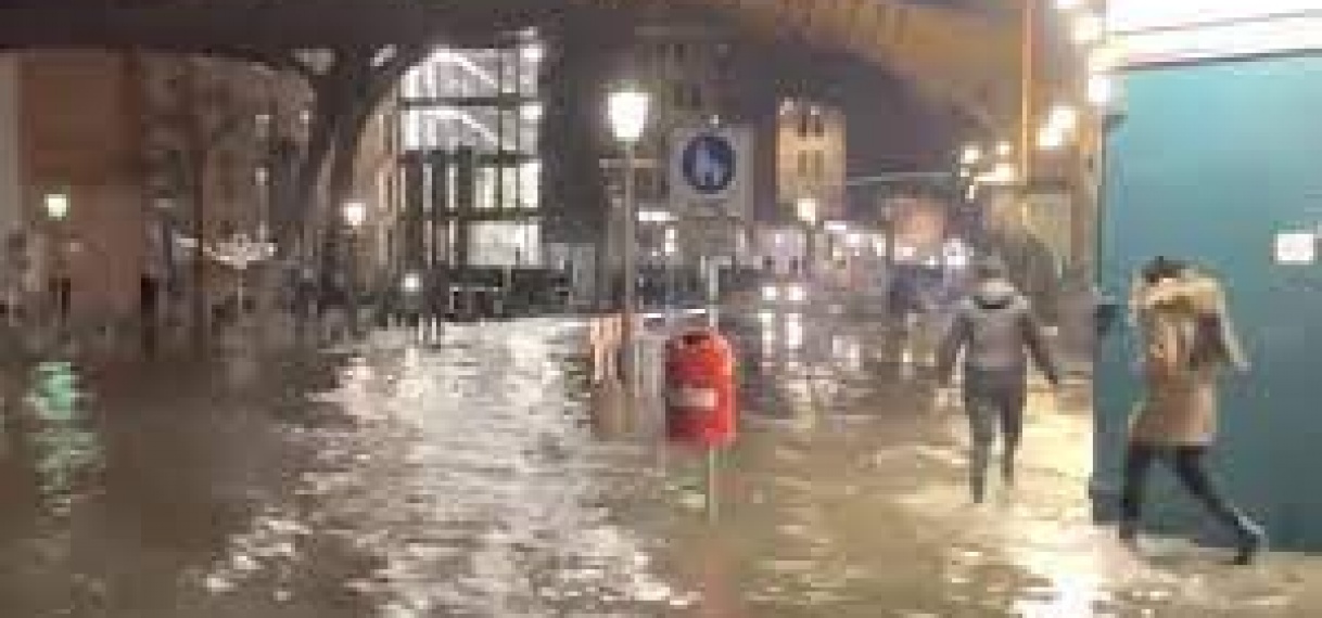 Stormvloed zet delen van Duitse kuststeden onder water, een dode
