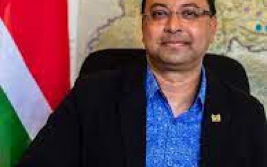 Minister Riad Nurmohamed en Guyanese ambtgenoot voeren gesprekken over bouw corantijnbrug