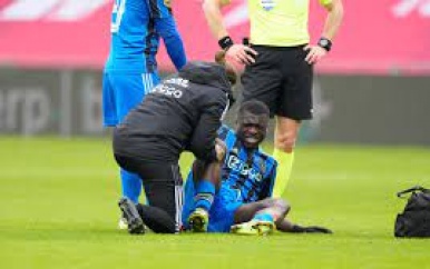 Ajax moet trefzekere spits Brobbey voorlopig missen door knieblessure