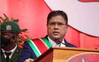 President Santokhi staat stil bij de hoge CBvS-rente