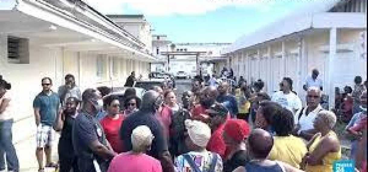 Anti-vaccinatie demonstranten vallen personeel van ziekenhuis op Guadeloupe aan
