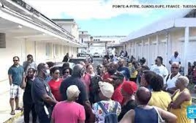 Anti-vaccinatie demonstranten vallen personeel van ziekenhuis op Guadeloupe aan