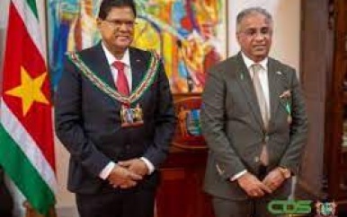 Robby Makka onderscheiden door president Santokhi
