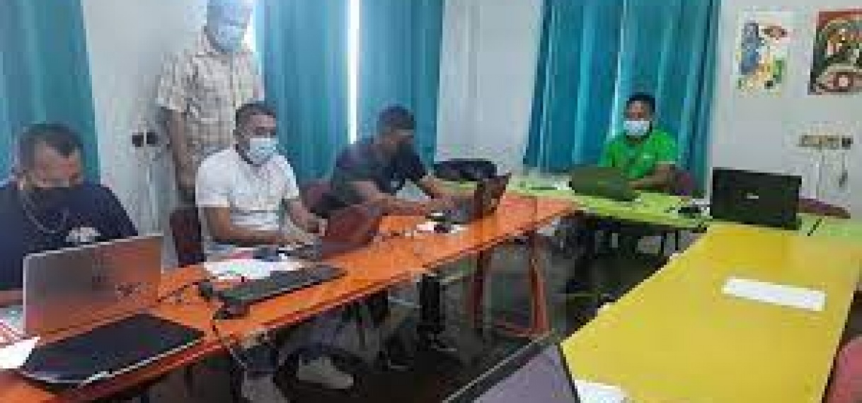 Inheemsen uit Wayanagebied volgen ICT-training